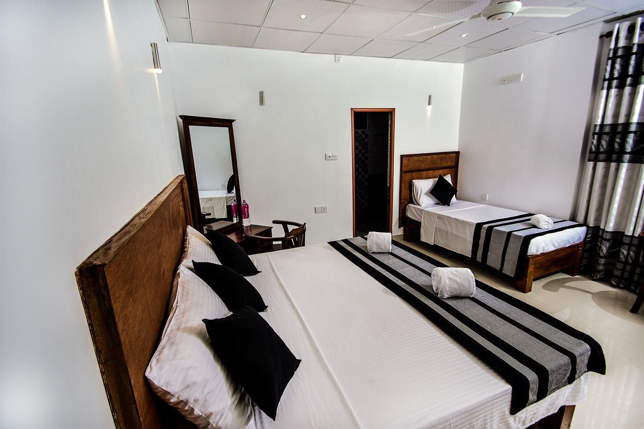 Heavens Door Guest Inn แคนดี้ ภายนอก รูปภาพ