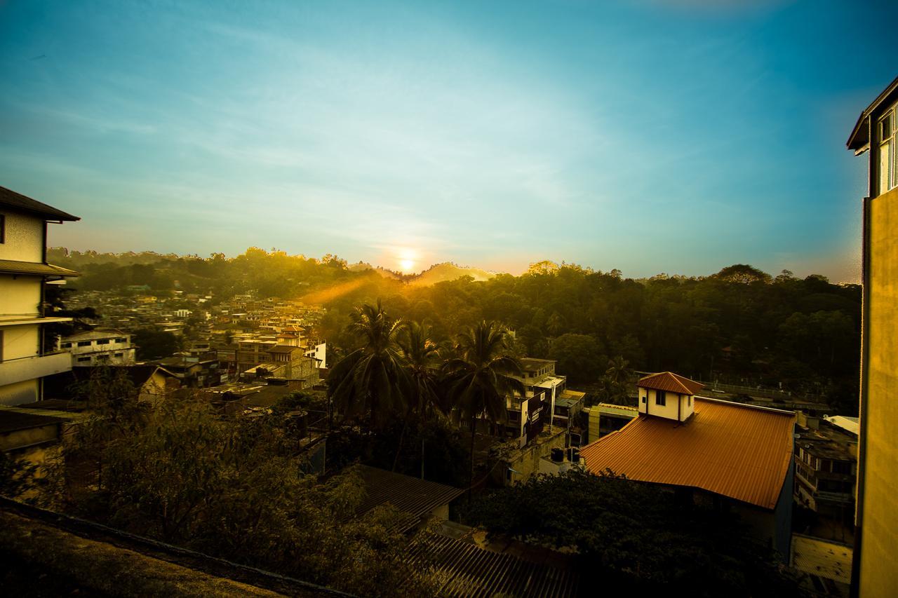 Heavens Door Guest Inn แคนดี้ ภายนอก รูปภาพ