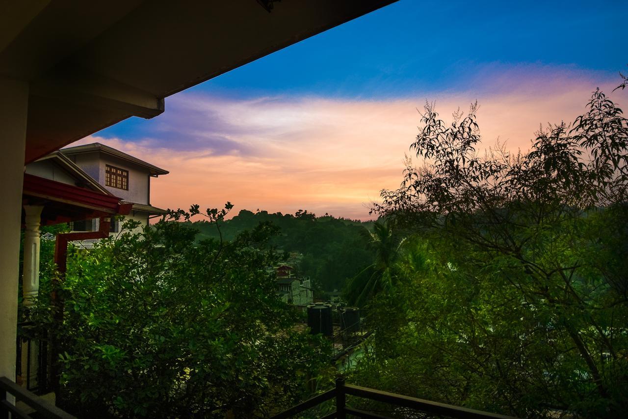 Heavens Door Guest Inn แคนดี้ ภายนอก รูปภาพ