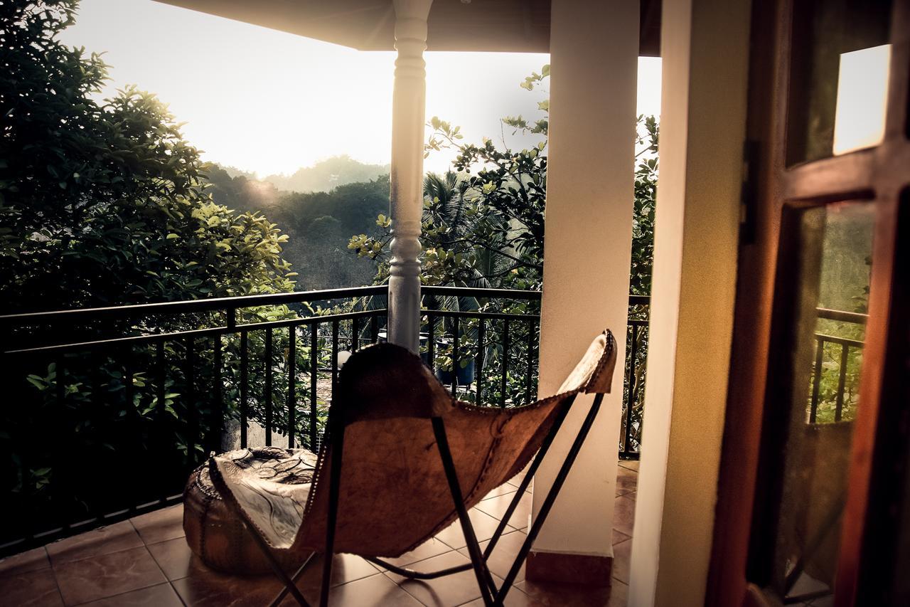 Heavens Door Guest Inn แคนดี้ ภายนอก รูปภาพ
